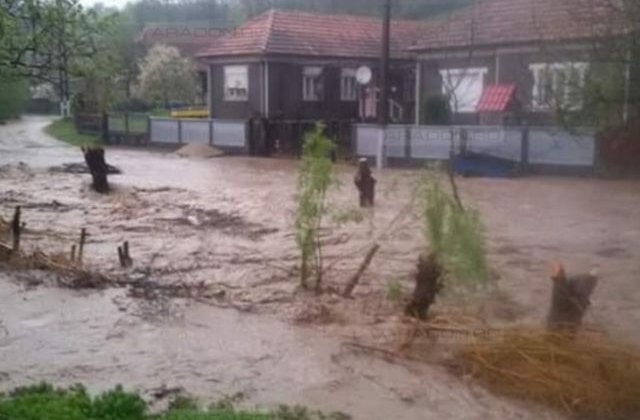 Avertizare cod galben de ploi si vijelii in 12 judete