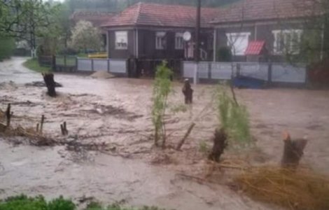 Avertizare cod galben de ploi si vijelii in 12 judete