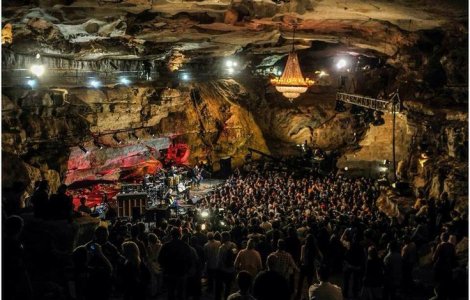  Video  Au platit 1.750 de euro pentru un concert in vulcan