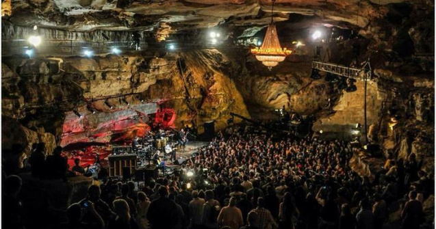  Video  Au platit 1.750 de euro pentru un concert in vulcan