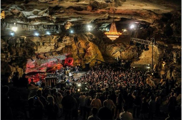 [VIDEO] Au platit 1.750 de euro pentru un concert in interiorul vulcanului