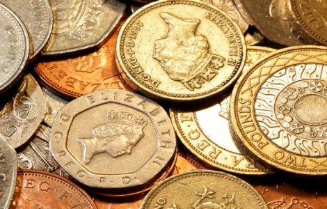 Lira sterlina creste puternic