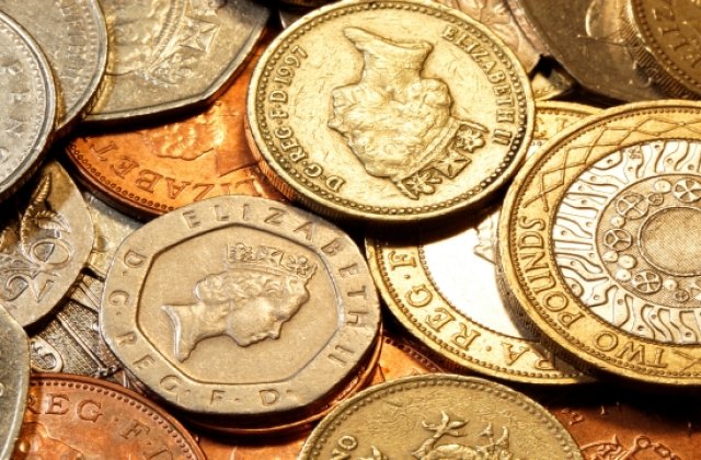 Lira sterlina creste puternic