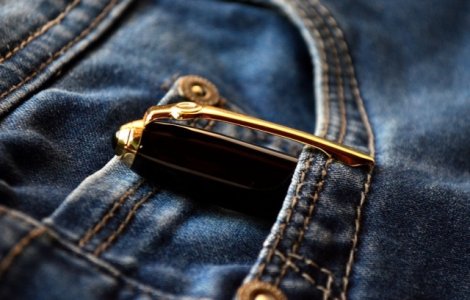 Motivul real pentru care blugii au capse la buzunare