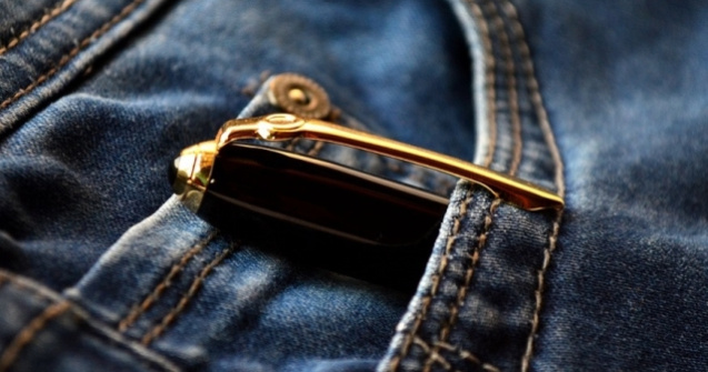 Motivul real pentru care blugii au capse la buzunare