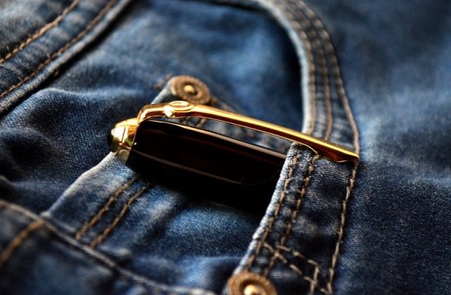 Motivul real pentru care blugii au capse la buzunare