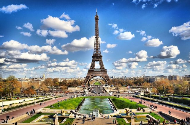 Autoritatile din Paris, in conflict cu gigantul Amazon