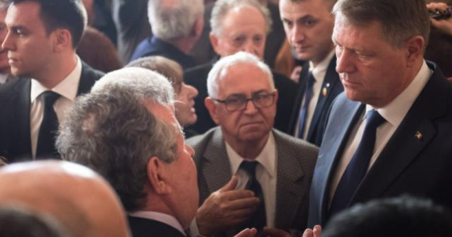 Un barbat catre Iohannis la Sibiu, dupa ce i-a dat un memoriu: V-am mai dat unul si nu ati rezolvat nimic