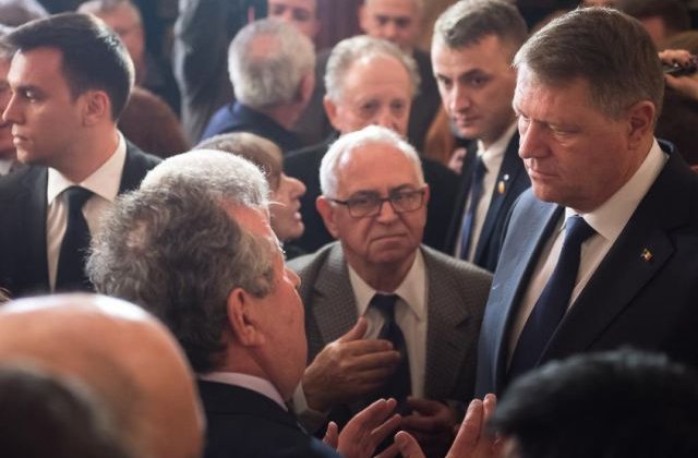 Un barbat catre Iohannis la Sibiu, dupa ce i-a dat un memoriu: V-am mai dat unul si nu ati rezolvat nimic