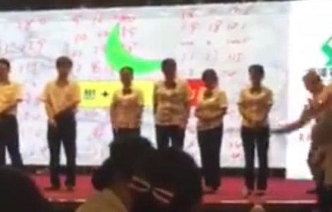 VIDEO Angajatii unei banci din China sunt batuti cu batul la fund, pentru performante slabe