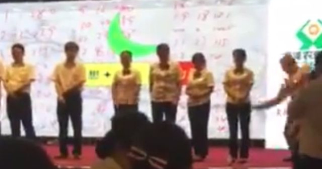 VIDEO Angajatii unei banci din China sunt batuti cu batul la fund, pentru performante slabe