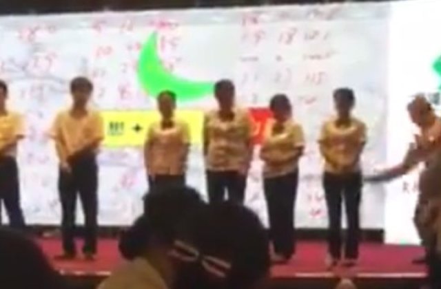 VIDEO Angajatii unei banci din China sunt batuti cu batul la fund, pentru performante slabe