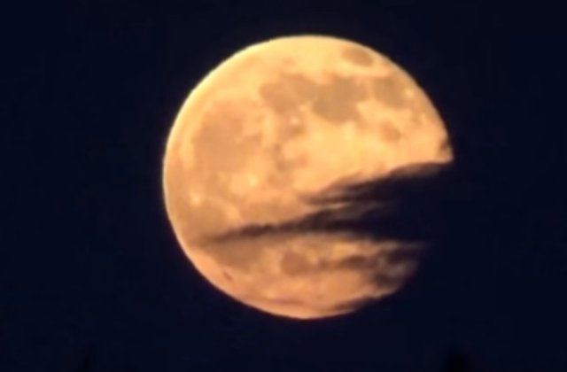 [Video] Fenomen mai rar decat luna albastra a aparut recent pe cer. Vezi cum arata luna de capsuna