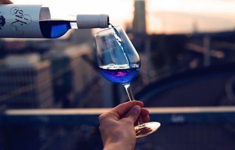 A fost inventat vinul albastru. Ai bea asa ceva?
