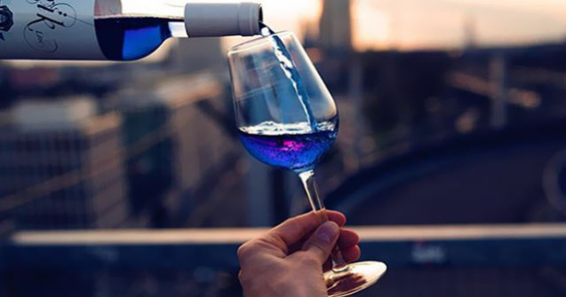 A fost inventat vinul albastru. Ai bea asa ceva?