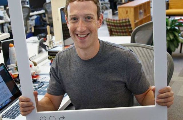 [FOTO] Pana si Mark Zuckerberg isi acopera camera web a laptopului cu o banda