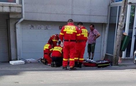 FOTO EXCLUSIV Pompierii SMURD au salvat viata unui muncitor