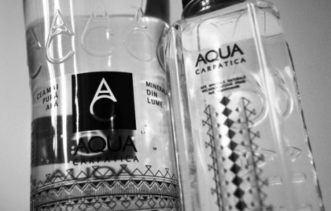 Sticla apei minerale Aqua Carpatica, copiata dupa modelul folosit de o companie din Serbia, trebuie retrasa de pe piata