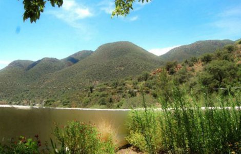 Tu ce vezi in imaginea de mai jos, un lac sau un perete?