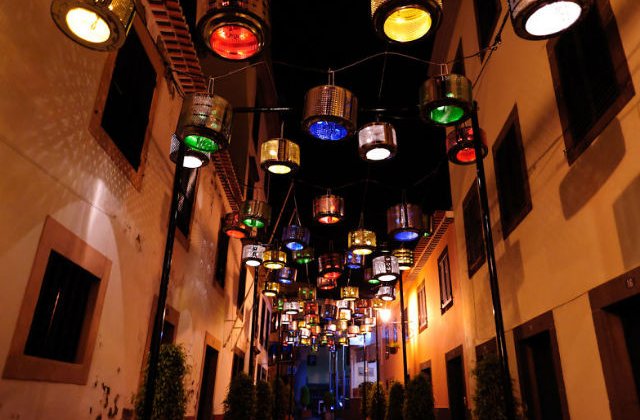 [FOTO] Au transformat tobele de la masinile de spalat vechi in lampi stradale colorate