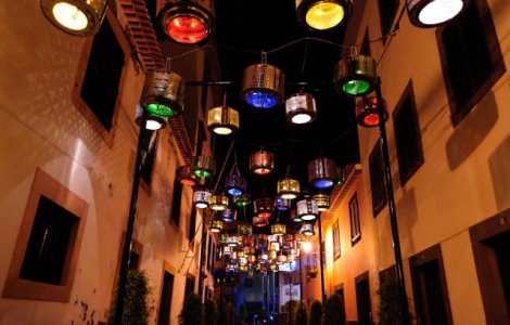 Au transformat tobele de la masinile de spalat vechi in lampi stradale