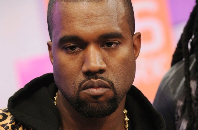 [FOTO] George Bush si Donald Trump dorm intr-acelasi pat cu Kanye West in noul sau videoclip