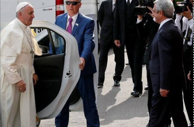 Masina oficiala folosita de Papa Francisc in timpul vizitei sale in Armenia