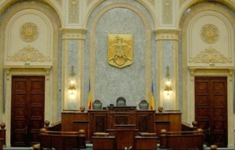 Patru senatori care au mers in Franta au cerut decontarea taxei de 50 de euro pentru depasirea greutatii bagajelor