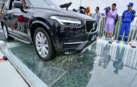 Au pus o masina pe podul de sticla pentru a-i demonstra rezistenta