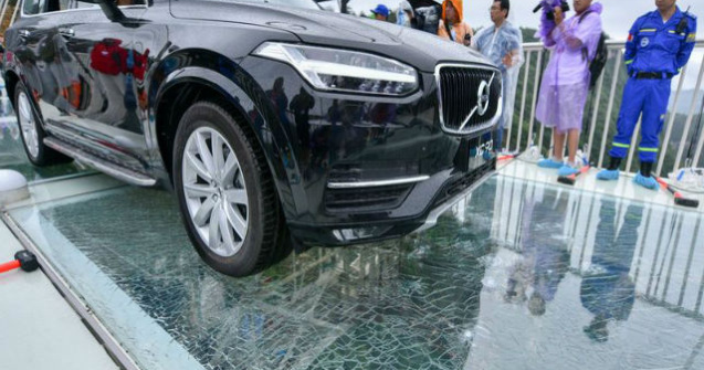 Au pus o masina pe podul de sticla pentru a-i demonstra rezistenta