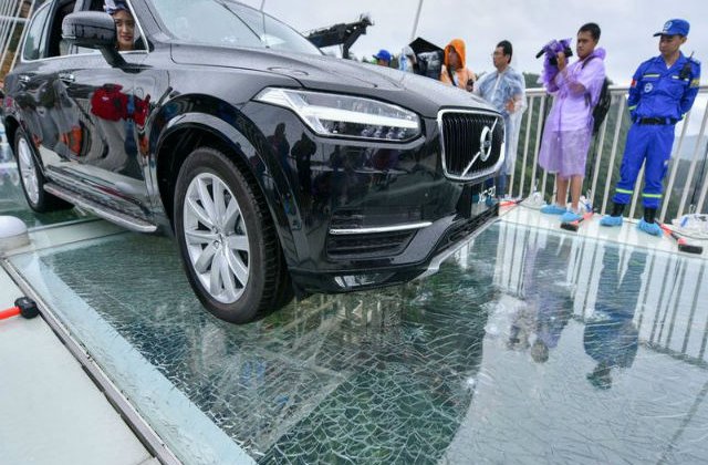 [FOTO] Au pus o masina pe podul de sticla din China pentru a-i demonstra rezistenta