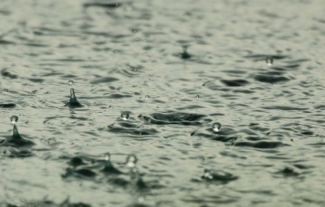 Avarii in reteaua electrica, strazi si subsoluri inundate, dupa ploaia torentiala din Capitala