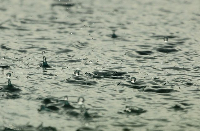 Avarii in reteaua electrica, strazi si subsoluri inundate, dupa ploaia torentiala din Capitala