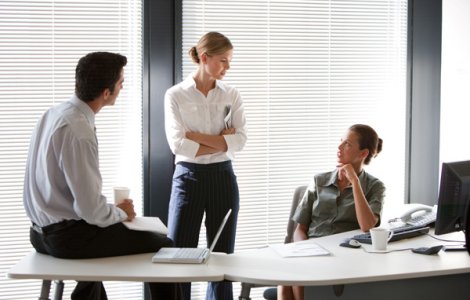 Cum sa-i spui unui coleg de birou ca te enerveaza