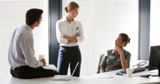 Cum sa-i spui unui coleg de birou ca te enerveaza