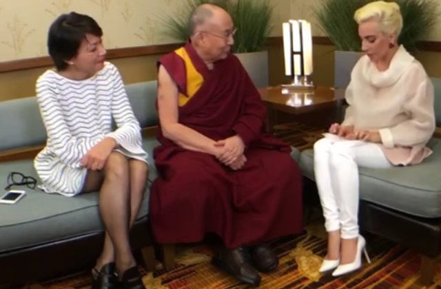 [Video] In urma intalnirii cu Dalai Lama, Lady Gaga are ordin de restrictie in China