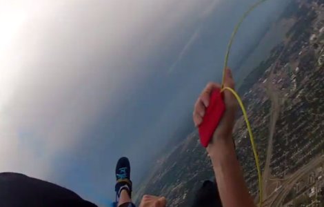 Momentul terifiant in care un pilot isi pierde parasuta in zbor