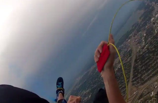 [VIDEO] Momentul terifiant in care un pilot isi pierde parasuta in zbor