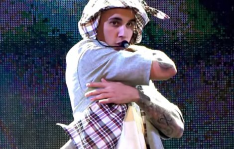  Video  Justin Bieber a cazut din nou in timpul unui concert