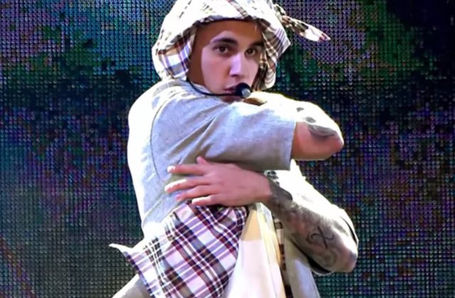 [Video] Justin Bieber a cazut din nou in timpul unui concert