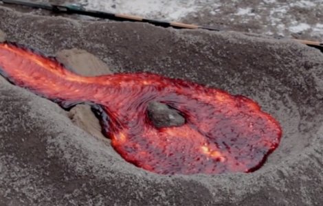  Video  Ce se poate intampla in momentul in care se toarna apa peste lava topita