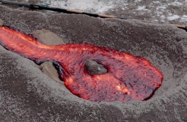 [Video] Ce se poate intampla in momentul in care se toarna apa peste lava topita