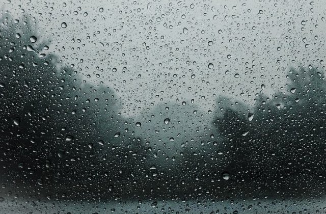 Atentionare cod GALBEN de ploi, descarcari electrice si vijelii. Care sunt zonele vizate