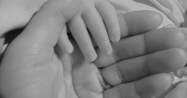 OUG: Mamele vor putea obtine mai simplu certificate de nastere pentru copiii lor