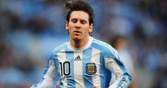 Sute de suporteri argentinieni au iesit in strada pentru a-l convinge pe Messi sa revina la echipa nationala