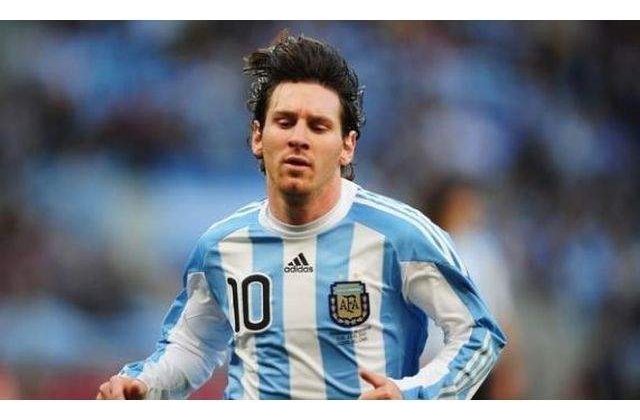 Sute de suporteri argentinieni au iesit in strada pentru a-l convinge pe Messi sa revina la echipa nationala