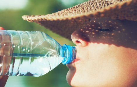  Top  7 mituri despre hidratare. Cata apa trebuie sa bei si cum