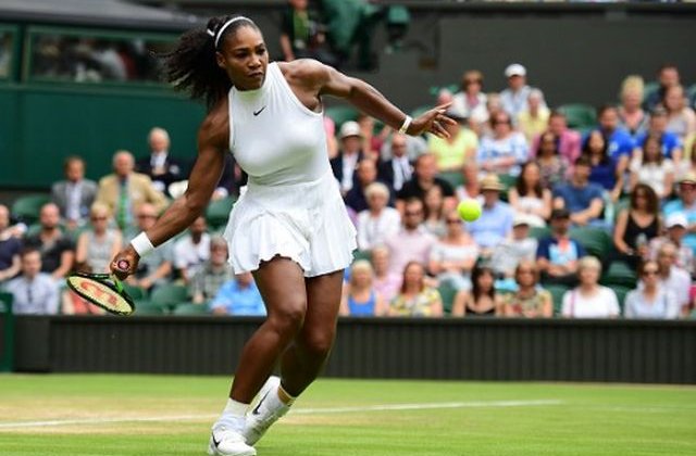 VIDEO Serena Williams a ajuns intr-o pozitie nefireasca, spre deliciul publicului de la Wimbledon