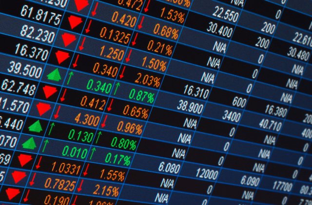 Frica s-a intors pe pietele financiare: Lira, la un nou minim. Investitorii fug spre obligatiuni, ajungand sa plateasca pentru a imprumuta guvernele