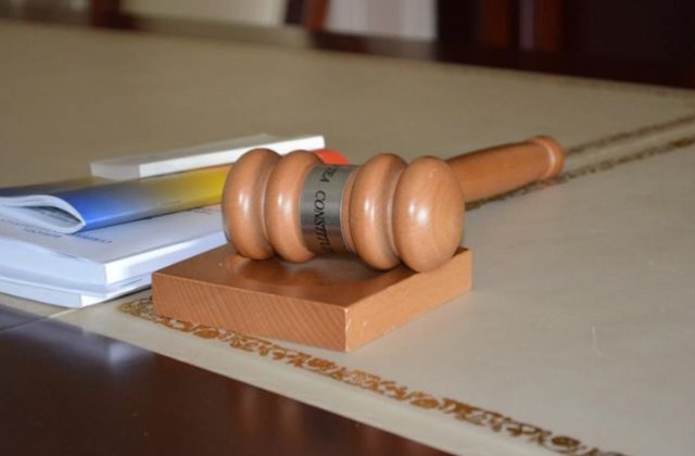 Primarii condamnati cu suspendare isi pierd mandatul - Curtea Constitutionala